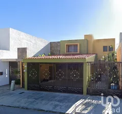 NEX-228726 - Casa en Venta, con 4 recamaras, con 3 baños.