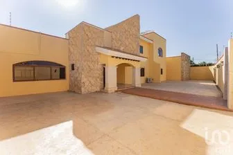 NEX-212268 - Casa en Venta, con 4 recamaras, con 5 baños, con 835.36 m2 de construcción.