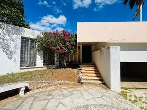 NEX-224258 - Casa en Venta, con 5 recamaras, con 5 baños, con 510.43 m2 de construcción.