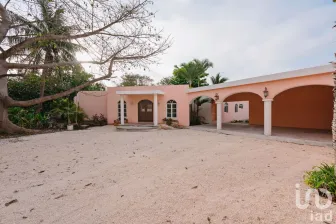 NEX-91578 - Casa en Venta, con 3 recamaras, con 2 baños, con 300 m2 de construcción en Chichi Suárez, CP 97306, Yucatán.