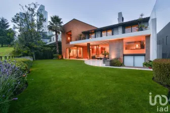 NEX-92213 - Casa en Venta, con 3 recamaras, con 4 baños, con 736 m2 de construcción.