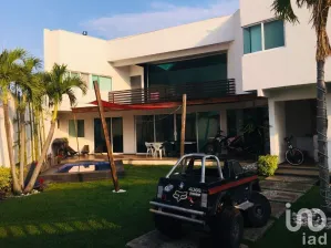 NEX-92127 - Casa en Venta, con 3 recamaras, con 2 baños, con 300 m2 de construcción en Poblado Acapatzingo, CP 62440, Morelos.