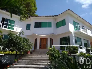 NEX-92430 - Casa en Venta, con 4 recamaras, con 5 baños, con 668 m2 de construcción en La Herradura, CP 62306, Morelos.