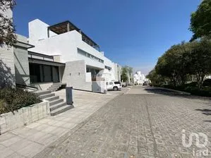 NEX-224227 - Casa en Venta, con 4 recamaras, con 6 baños, con 586 m2 de construcción.