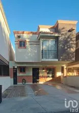 NEX-157676 - Casa en Renta, con 3 recamaras, con 2 baños, con 113 m2 de construcción en Jardines de Santa Clara, CP 32563, Chihuahua.
