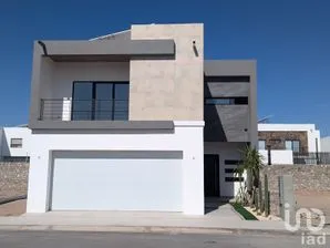 NEX-168916 - Casa en Venta, con 3 recamaras, con 2 baños, con 250 m2 de construcción.