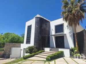 NEX-194610 - Casa en Venta, con 4 recamaras, con 4 baños, con 657 m2 de construcción en Portales de Abadía, CP 32472, Chihuahua.
