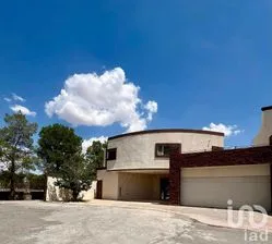 NEX-240067 - Casa en Venta, con 3 recamaras, con 4 baños, con 450 m2 de construcción.