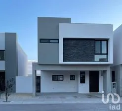 NEX-241744 - Casa en Venta, con 3 recamaras, con 2 baños, con 213 m2 de construcción.