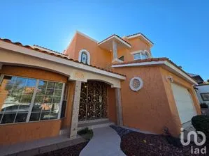 NEX-242574 - Casa en Venta, con 3 recamaras, con 3 baños, con 294 m2 de construcción.