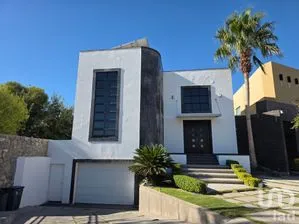 NEX-261759 - Casa en Venta, con 4 recamaras, con 5 baños, con 657 m2 de construcción.