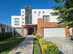 NEX-263096 - Casa en Venta, con 4 recamaras, con 5 baños, con 558 m2 de construcción.