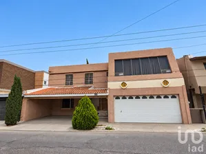 NEX-295959 - Casa en Venta, con 4 recamaras, con 4 baños, con 320 m2 de construcción.