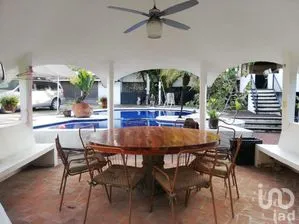 NEX-271264 - Casa en Venta, con 7 recamaras, con 5 baños, con 649 m2 de construcción.