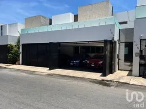 NEX-268744 - Casa en Venta, con 4 recamaras, con 5 baños, con 507 m2 de construcción.