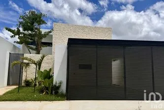 NEX-269806 - Casa en Venta, con 3 recamaras, con 3 baños, con 305 m2 de construcción.
