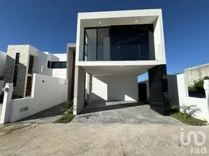 NEX-269928 - Casa en Venta, con 3 recamaras, con 4 baños, con 252 m2 de construcción.