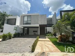 NEX-231849 - Casa en Venta, con 3 recamaras, con 4 baños, con 331.91 m2 de construcción en Santa María Yaxché, CP 97308, Yucatán.
