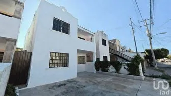 NEX-290225 - Casa en Renta, con 4 recamaras, con 2 baños, con 1 m2 de construcción en Jardines de Vista Alegre, CP 97138, Yucatán.