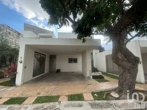 NEX-301140 - Casa en Renta, con 3 recamaras, con 3 baños, con 225 m2 de construcción.