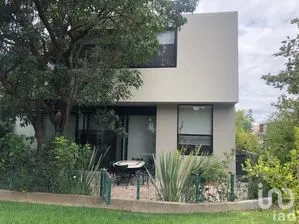 NEX-222791 - Casa en Venta, con 4 recamaras, con 4 baños, con 352 m2 de construcción.