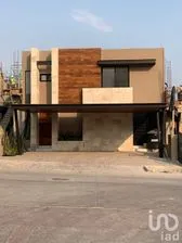 NEX-222948 - Casa en Venta, con 3 recamaras, con 3 baños, con 271 m2 de construcción.