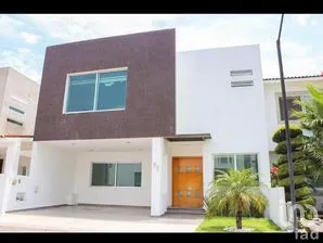 NEX-295456 - Casa en Renta, con 3 recamaras, con 3 baños, con 250 m2 de construcción.