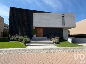 NEX-299056 - Casa en Venta, con 3 recamaras, con 4 baños, con 597 m2 de construcción.
