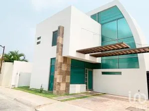 NEX-279875 - Casa en Venta, con 3 recamaras, con 3 baños, con 270.5 m2 de construcción en Campestre Arenal, CP 29057, Chiapas.