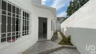 NEX-296294 - Casa en Renta, con 3 recamaras, con 2 baños, con 110 m2 de construcción en Bosques del Parque, CP 29034, Chiapas.