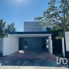 NEX-225997 - Casa en Venta, con 4 recamaras, con 5 baños, con 284 m2 de construcción.
