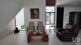 NEX-281970 - Casa en Venta, con 3 recamaras, con 3 baños, con 215.11 m2 de construcción.