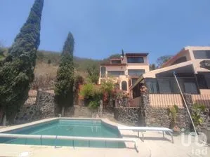 NEX-216583 - Casa en Venta, con 6 recamaras, con 5 baños, con 559 m2 de construcción.