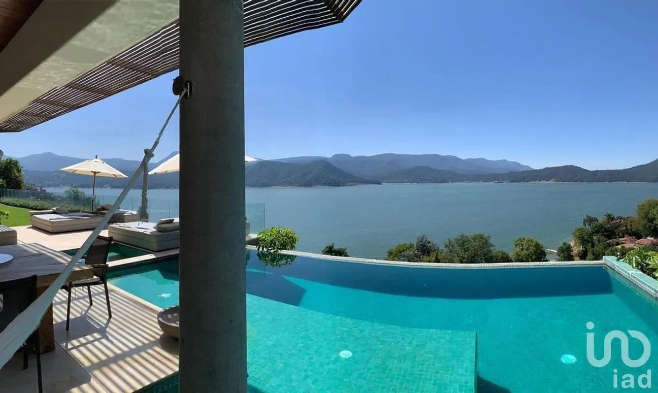 Casa en Venta en La Peña, Valle de Bravo, Estado De México | NEX-227237 | iad México | Foto 2 de 39