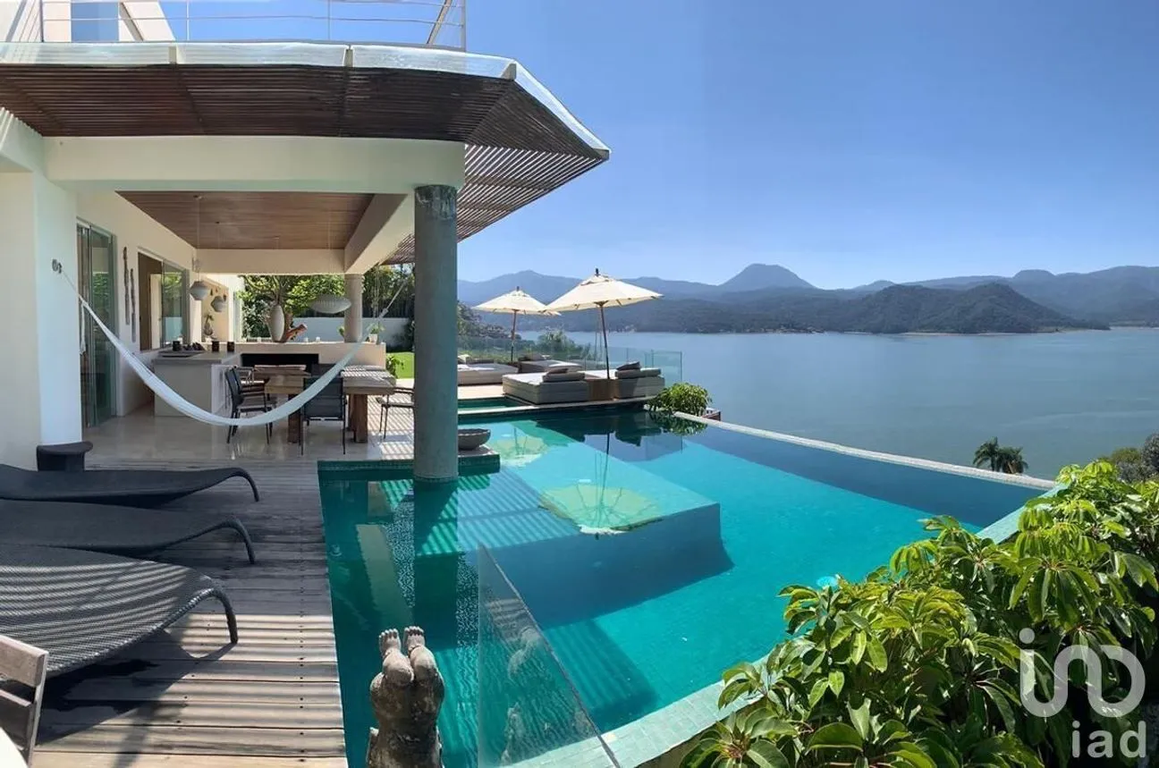 Casa en Venta en La Peña, Valle de Bravo, Estado De México | NEX-227237 | iad México | Foto 6 de 39