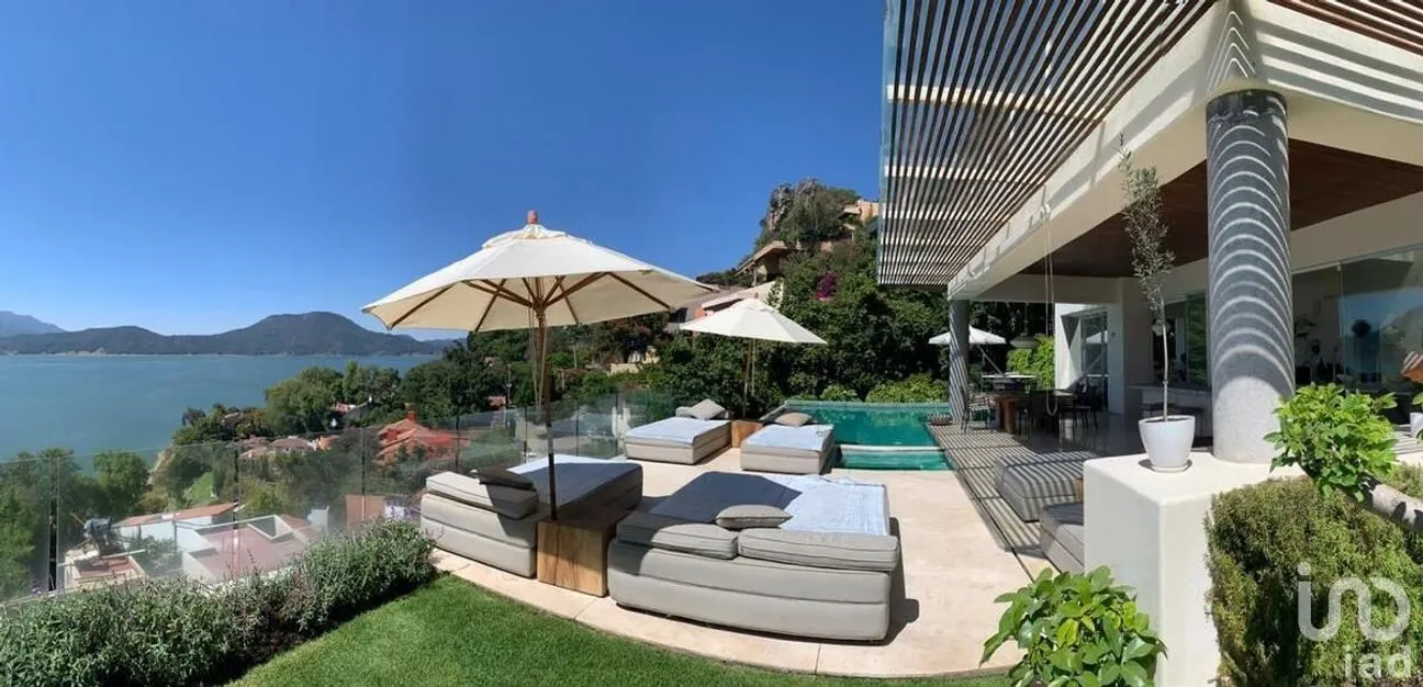 Casa en Venta en La Peña, Valle de Bravo, Estado De México | NEX-227237 | iad México | Foto 1 de 39