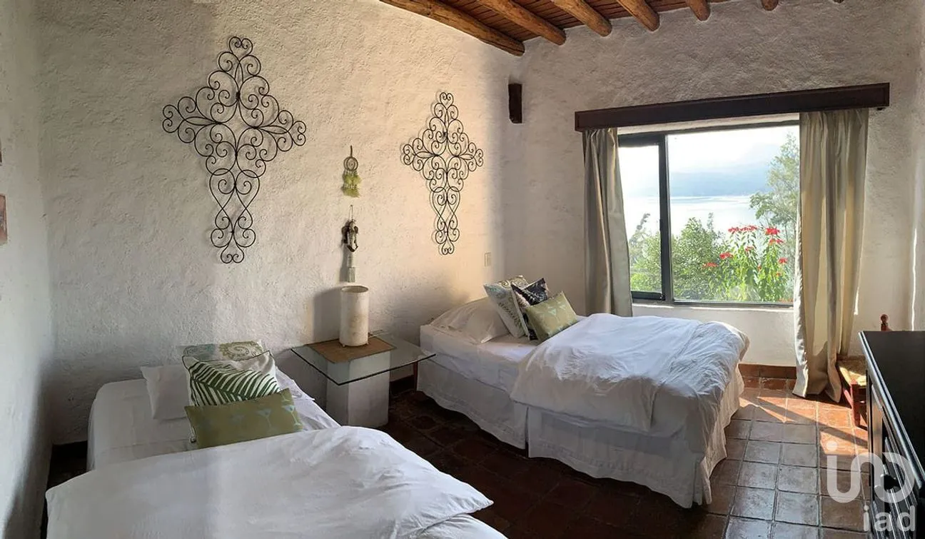 Casa en Venta en La Peña, Valle de Bravo, Estado De México | NEX-227238 | iad México | Foto 2 de 26