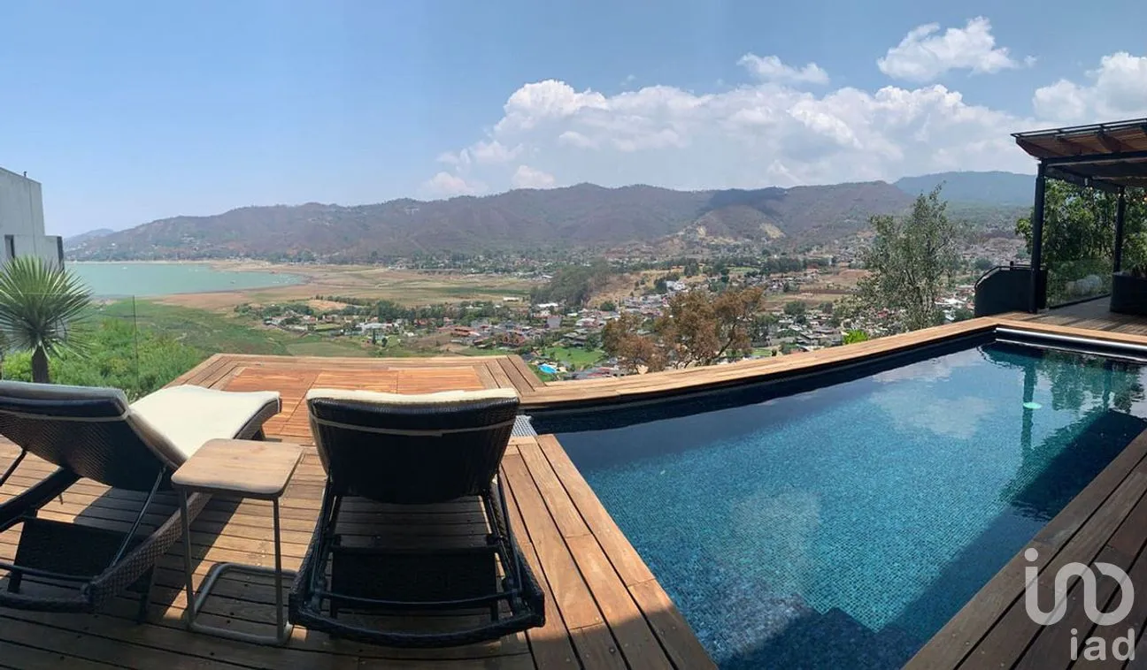 Casa en Venta en Valle de Bravo, Valle de Bravo, Estado De México | NEX-227346 | iad México | Foto 2 de 50