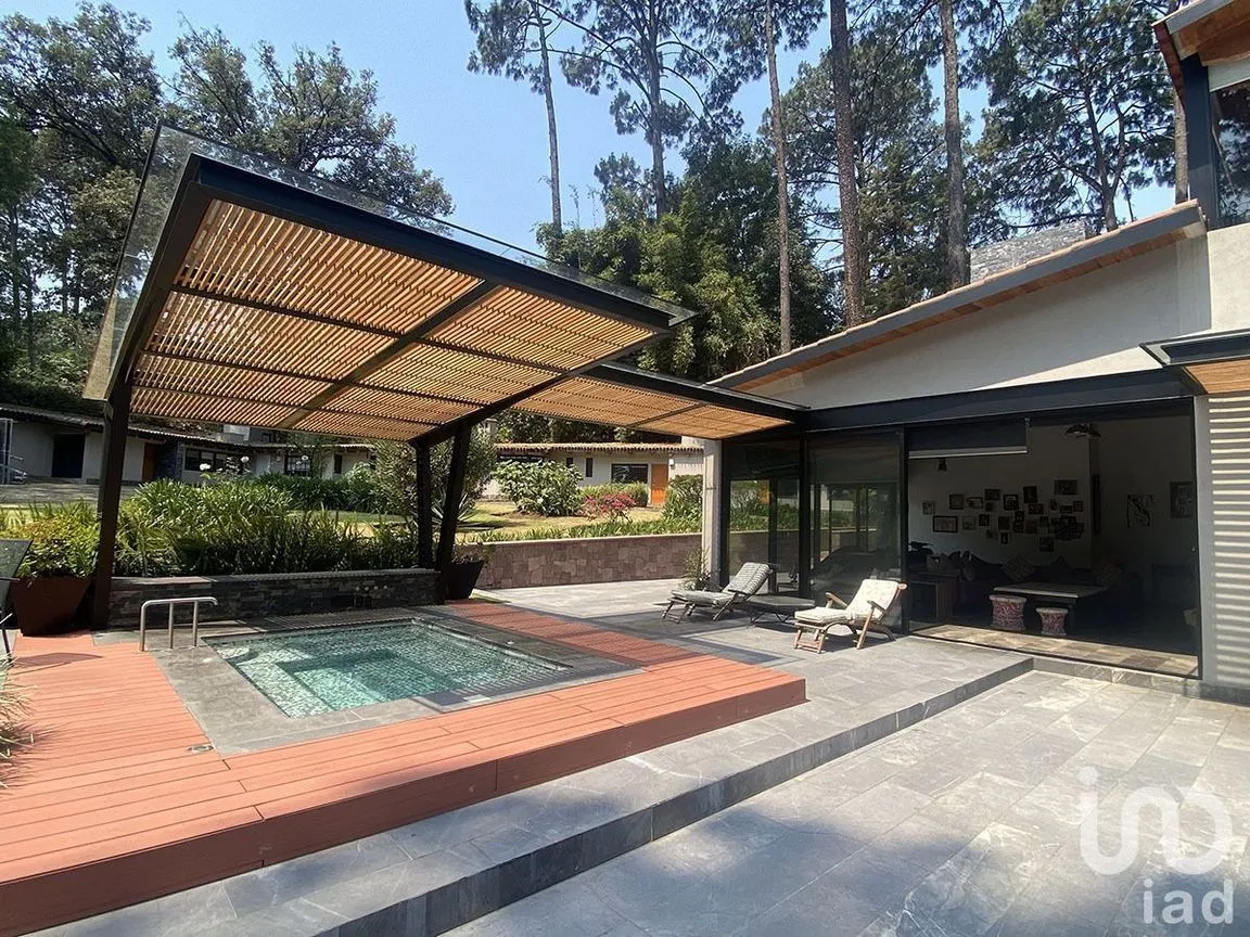 Casa en Venta en Avándaro, Valle de Bravo, Estado De México | NEX-227379 | iad México | Foto 2 de 33