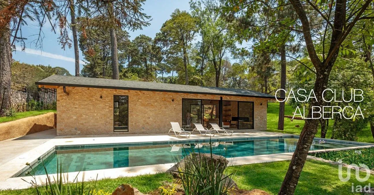Casa en Venta en Avándaro, Valle de Bravo, Estado De México | NEX-227385 | iad México | Foto 1 de 18
