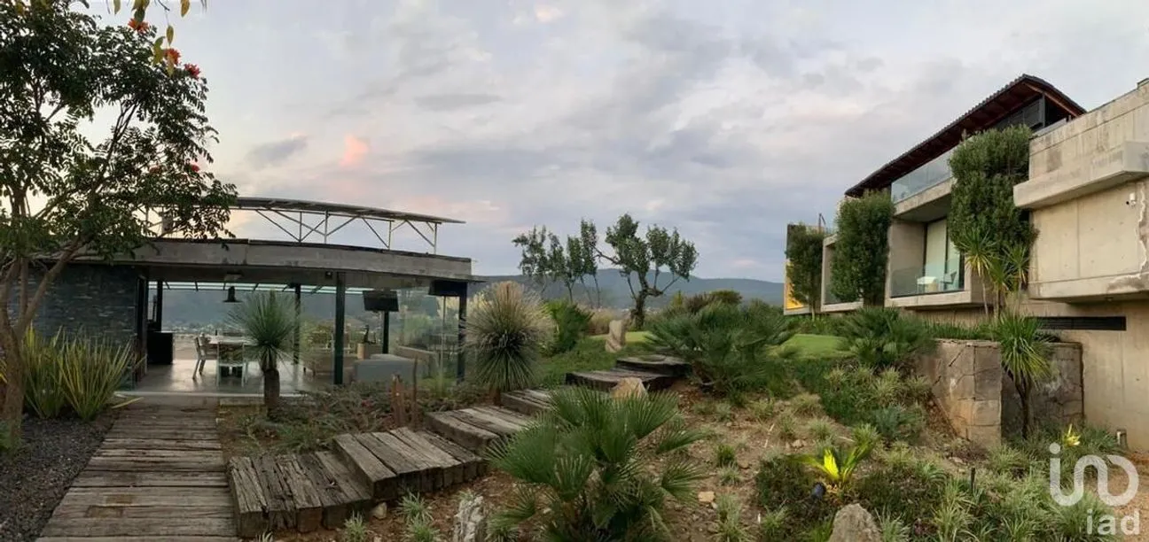 Casa en Venta en Valle de Bravo, Valle de Bravo, Estado De México | NEX-227836 | iad México | Foto 2 de 44