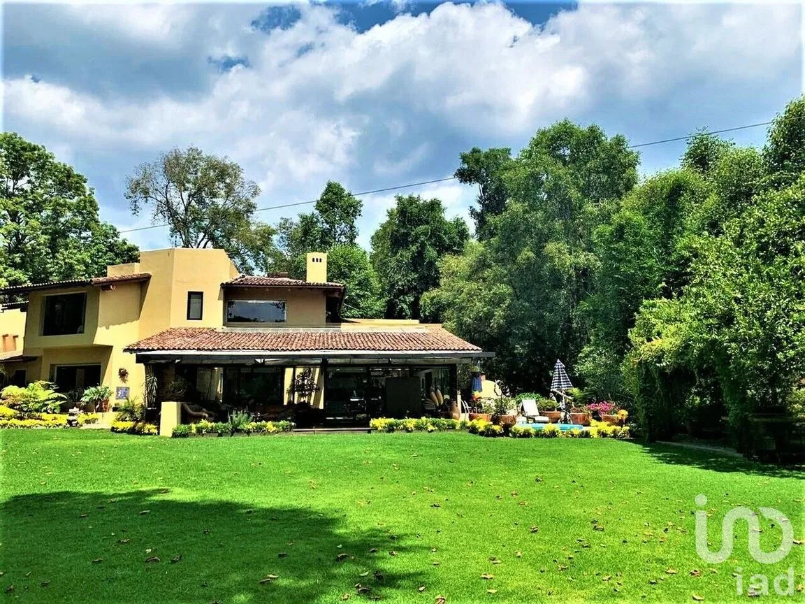 Casa en Venta en Avándaro, Valle de Bravo, Estado De México | NEX-227843 | iad México | Foto 1 de 35