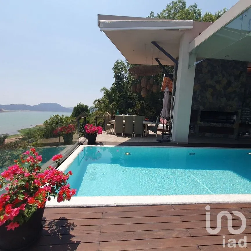 Casa en Venta en Valle de Bravo, Valle de Bravo, Estado De México | NEX-228422 | iad México | Foto 2 de 27