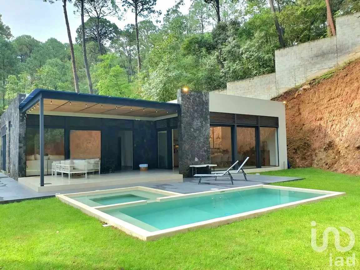 Casa en Venta en Avándaro, Valle de Bravo, Estado De México | NEX-229091 | iad México | Foto 1 de 14