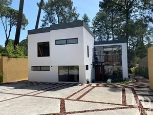 NEX-231702 - Casa en Renta, con 4 recamaras, con 5 baños, con 380 m2 de construcción en Avándaro, CP 51200, Estado De México.