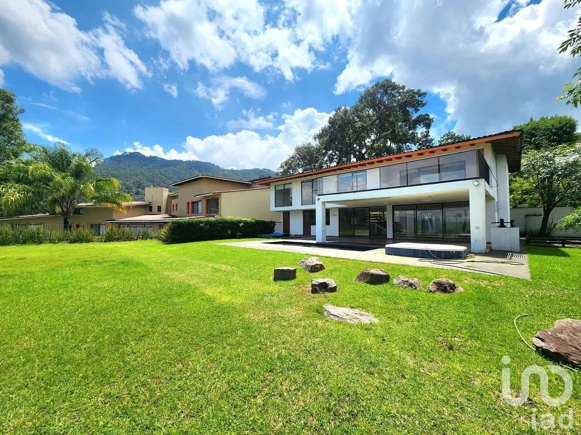 Casa en Renta en Avándaro, Valle de Bravo, Estado De México | NEX-231725 | iad México | Foto 2 de 26