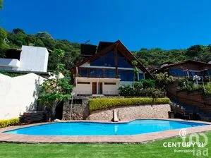 NEX-282294 - Casa en Venta, con 4 recamaras, con 4 baños, con 350 m2 de construcción en Valle de Bravo, CP 51200, Estado de México.