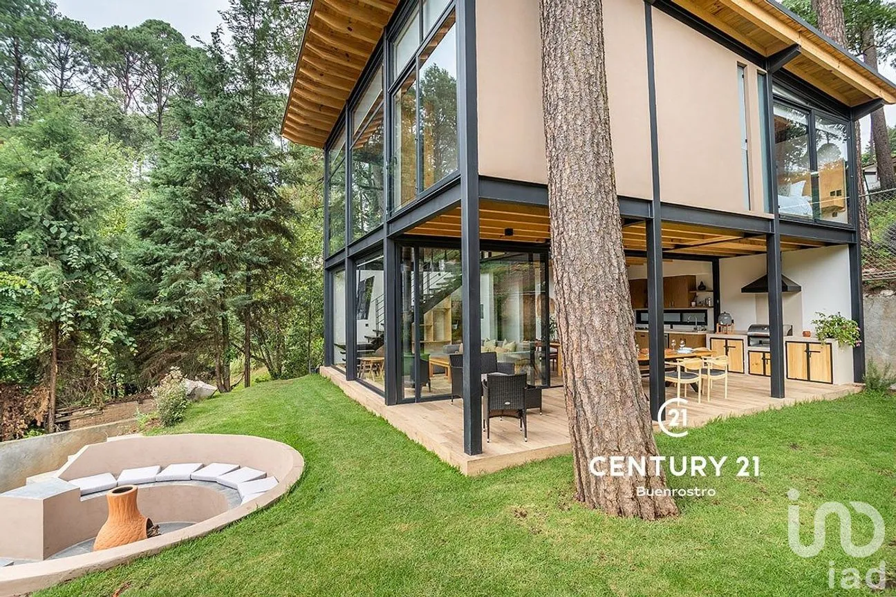 Casa en Venta en Avándaro, Valle de Bravo, Estado de México | NEX-288729 | iad México | Foto 1 de 19