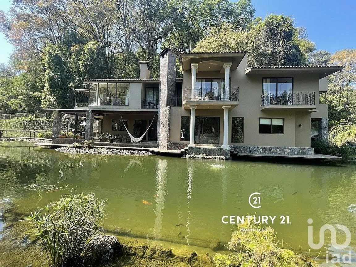 Casa en Renta en Cerro Colorado, Valle de Bravo, Estado de México | NEX-293867 | iad México | Foto 1 de 30