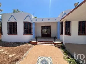 NEX-299010 - Casa en Renta, con 5 recamaras, con 3 baños, con 401.5 m2 de construcción.